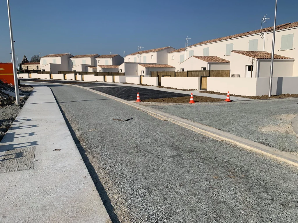 Une rue récente d’un lotissement d’Angliers, bordée de maisons neuves.