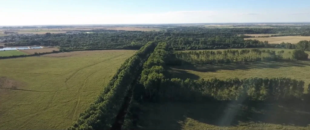Vue aérienne de la campagne d’Angliers, ses haies et ses prairies.